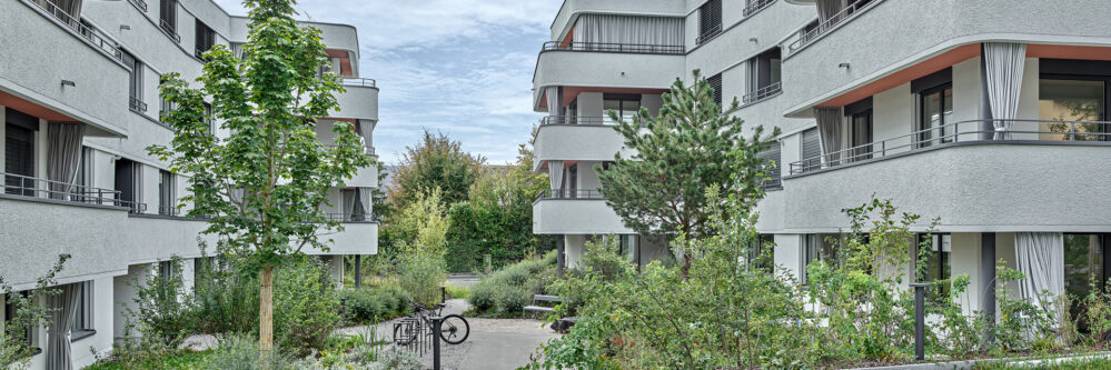 Überbauung Erlengut in Erlenbach | Aluminium-Streifbanksystem Streba® mit Rundung | Aluminium-Handlauffixierungssystem HL-Fix® mit Rundung | Aluminium-Fensterbanksystem Flexila-SEC®