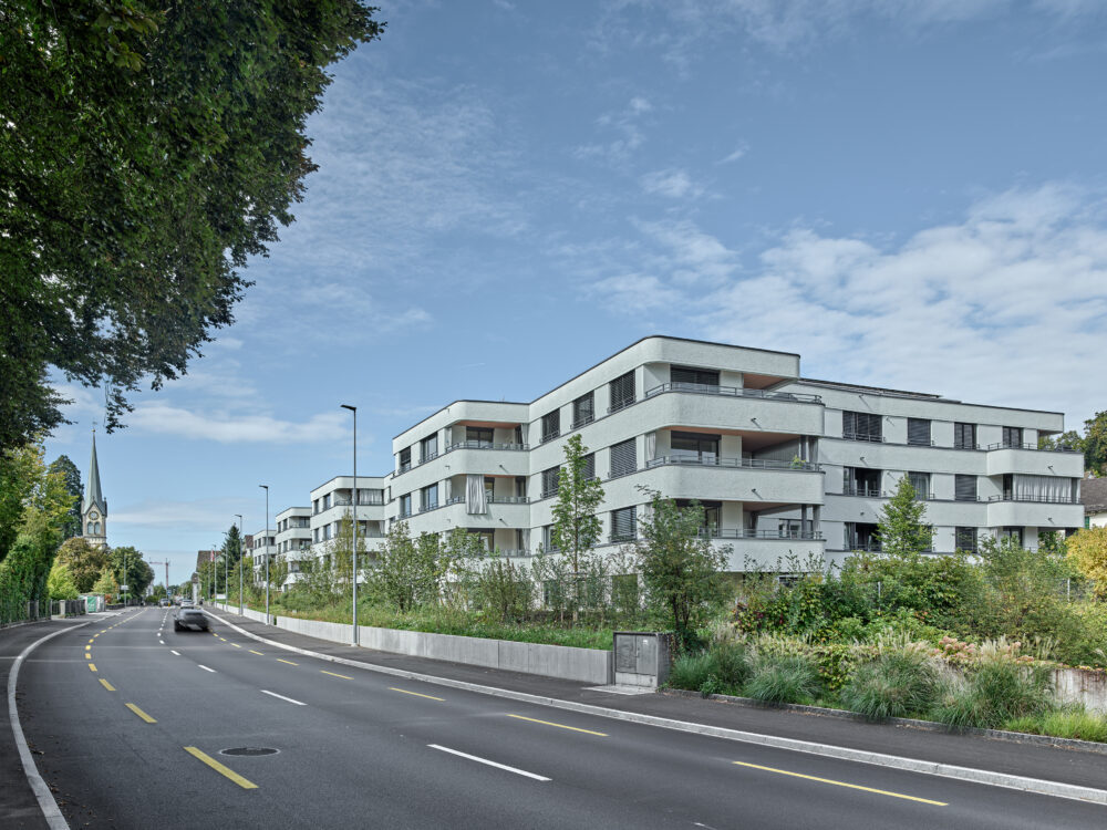 Überbauung Erlengut in Erlenbach | Aluminium-Streifbanksystem Streba® mit Rundung | Aluminium-Handlauffixierungssystem HL-Fix® mit Rundung | Aluminium-Fensterbanksystem Flexila-SEC®