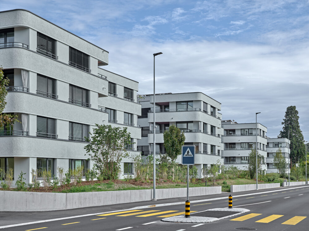 Überbauung Erlengut in Erlenbach | Aluminium-Streifbanksystem Streba® mit Rundung | Aluminium-Handlauffixierungssystem HL-Fix® mit Rundung | Aluminium-Fensterbanksystem Flexila-SEC®