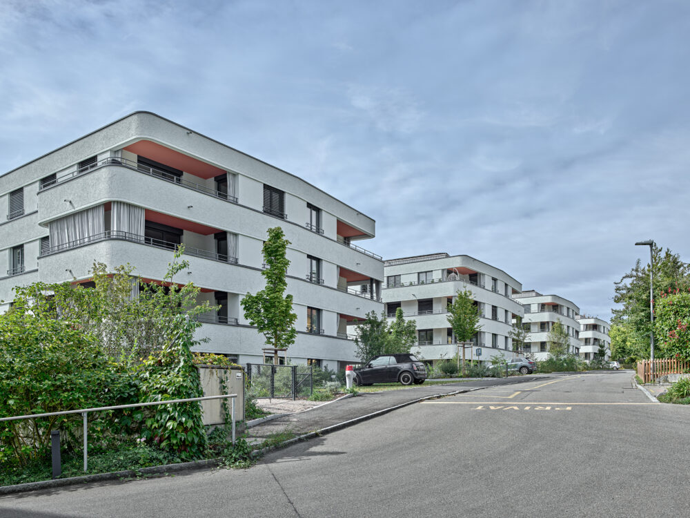 Überbauung Erlengut in Erlenbach | Aluminium-Streifbanksystem Streba® mit Rundung | Aluminium-Handlauffixierungssystem HL-Fix® mit Rundung | Aluminium-Fensterbanksystem Flexila-SEC®