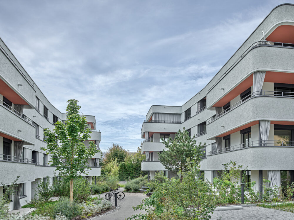Überbauung Erlengut in Erlenbach | Aluminium-Streifbanksystem Streba® mit Rundung | Aluminium-Handlauffixierungssystem HL-Fix® mit Rundung | Aluminium-Fensterbanksystem Flexila-SEC®