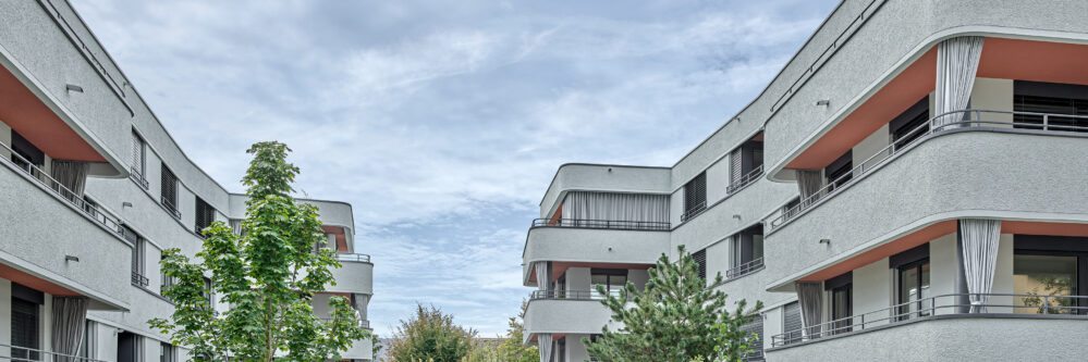 Überbauung Erlengut in Erlenbach | Aluminium-Streifbanksystem Streba® mit Rundung | Aluminium-Handlauffixierungssystem HL-Fix® mit Rundung | Aluminium-Fensterbanksystem Flexila-SEC®