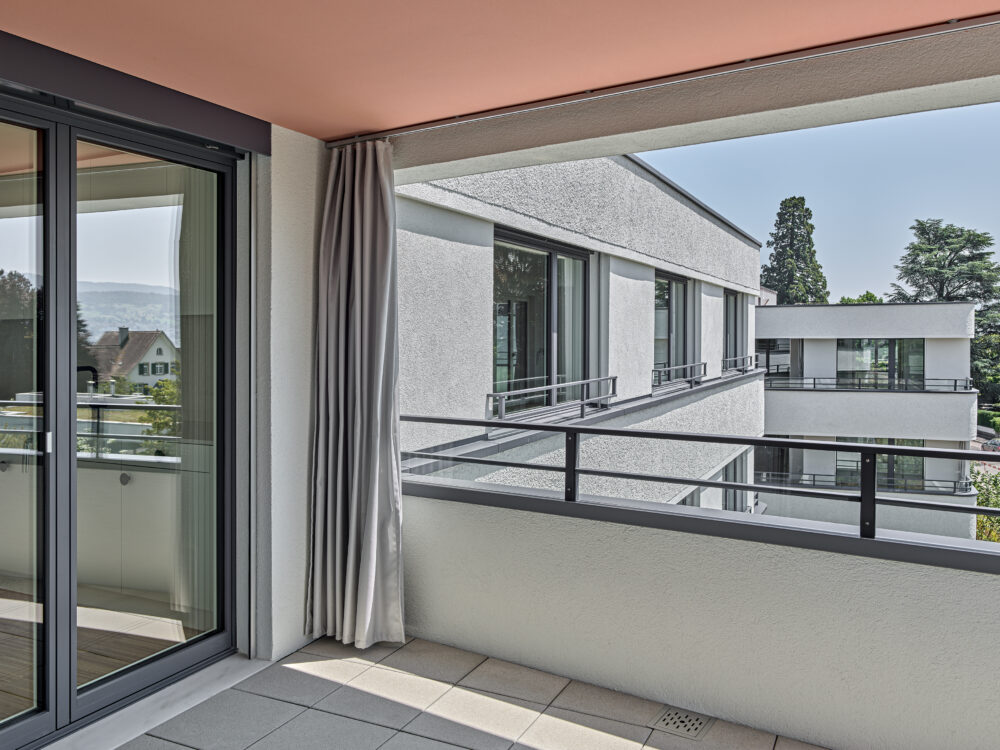 Überbauung Erlengut in Erlenbach | Aluminium-Streifbanksystem Streba® mit Rundung | Aluminium-Handlauffixierungssystem HL-Fix® mit Rundung | Aluminium-Fensterbanksystem Flexila-SEC®