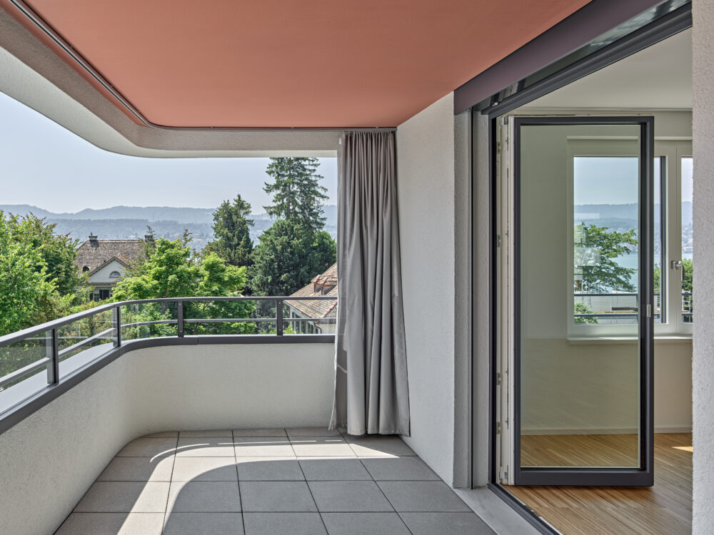 Überbauung Erlengut in Erlenbach | Aluminium-Streifbanksystem Streba® mit Rundung | Aluminium-Handlauffixierungssystem HL-Fix® mit Rundung | Aluminium-Fensterbanksystem Flexila-SEC®