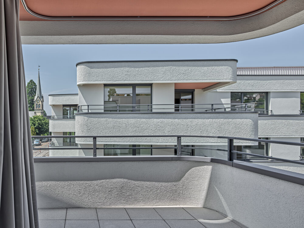 Überbauung Erlengut in Erlenbach | Aluminium-Streifbanksystem Streba® mit Rundung | Aluminium-Handlauffixierungssystem HL-Fix® mit Rundung | Aluminium-Fensterbanksystem Flexila-SEC®