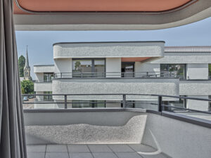 Überbauung Erlengut in Erlenbach | Aluminium-Streifbanksystem Streba® mit Rundung | Aluminium-Handlauffixierungssystem HL-Fix® mit Rundung | Aluminium-Fensterbanksystem Flexila-SEC®