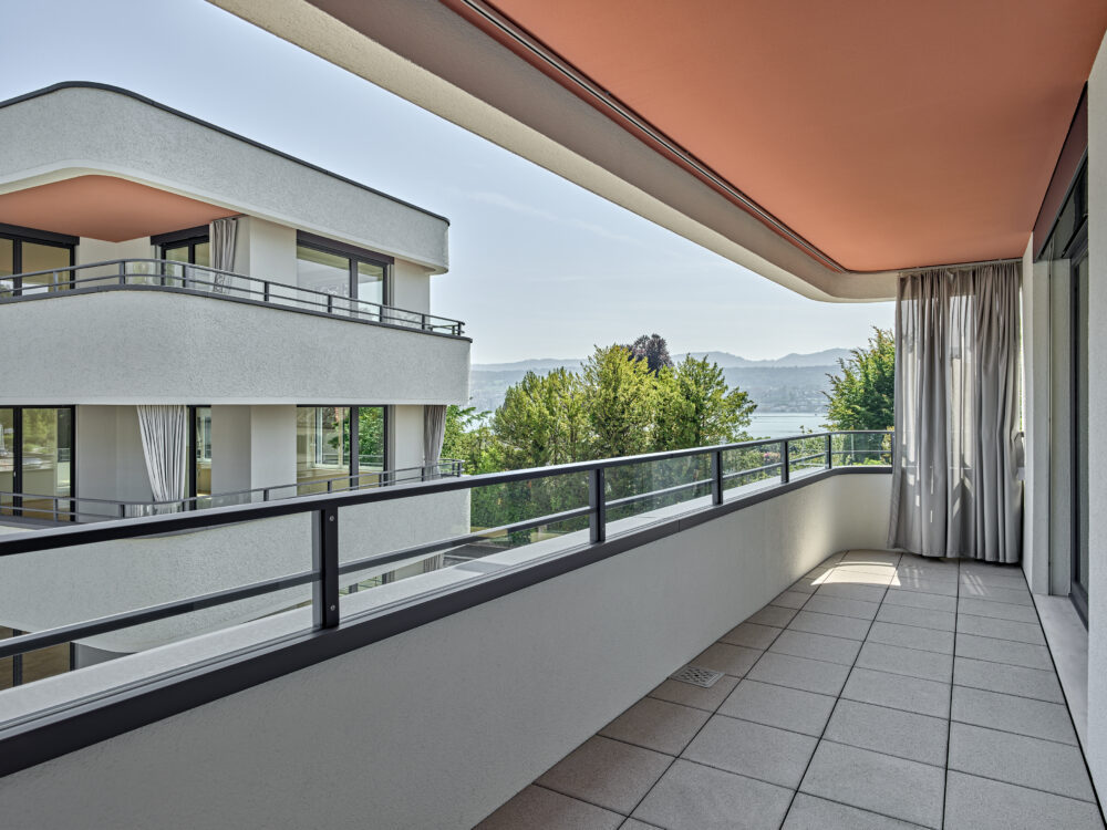 Überbauung Erlengut in Erlenbach | Aluminium-Streifbanksystem Streba® mit Rundung | Aluminium-Handlauffixierungssystem HL-Fix® mit Rundung | Aluminium-Fensterbanksystem Flexila-SEC®